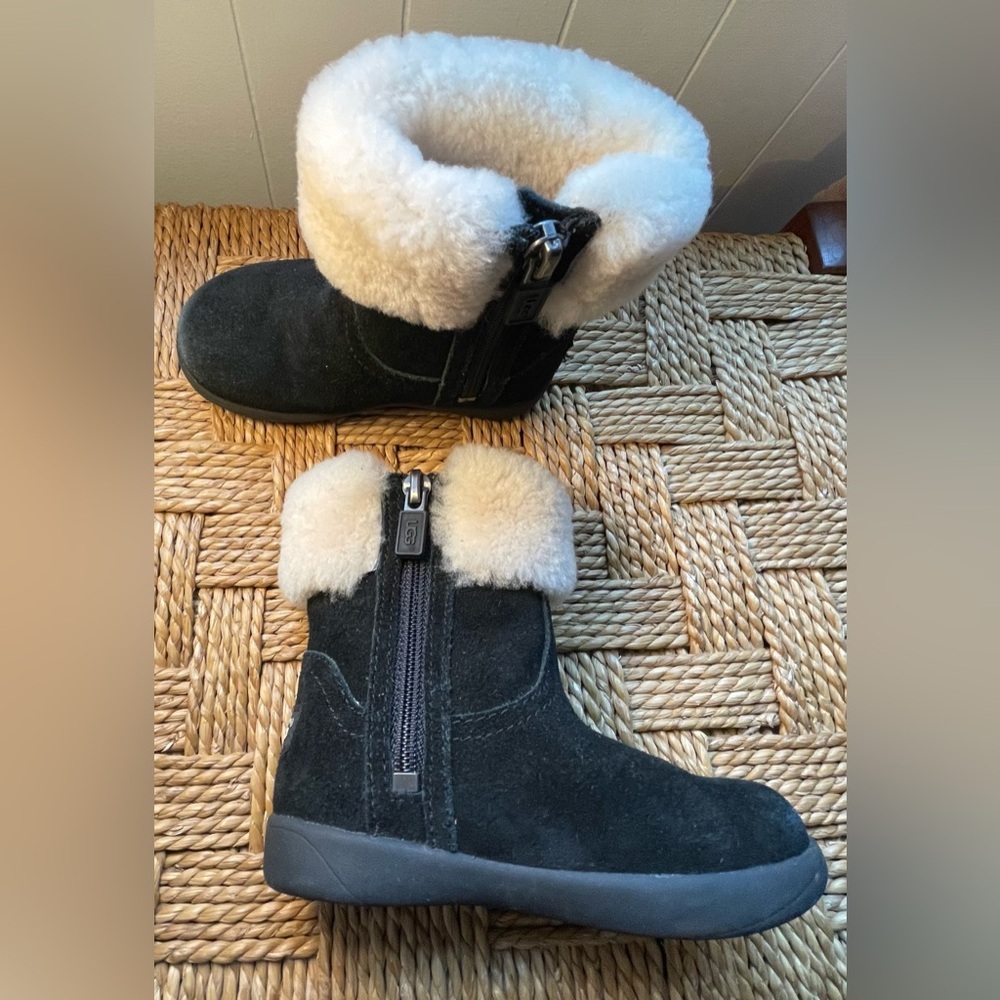 UGG children's Black Boot - Picture 2 of 8